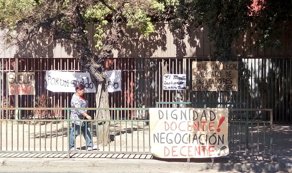 Sindicato del Colegio San Diego acusa reemplazos en su segundo día de huelga