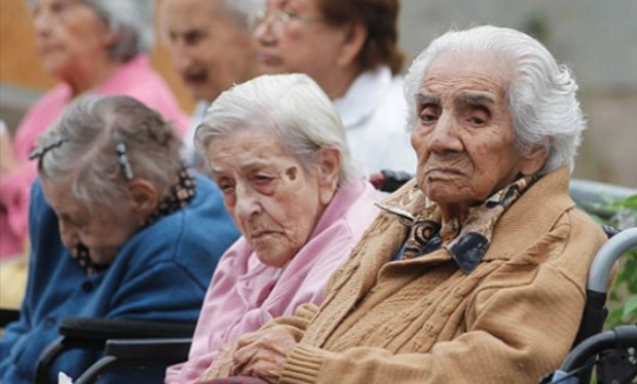Cuando la pensión no alcanza: Jubilados recurren a cajas de compensación para financiar su salud