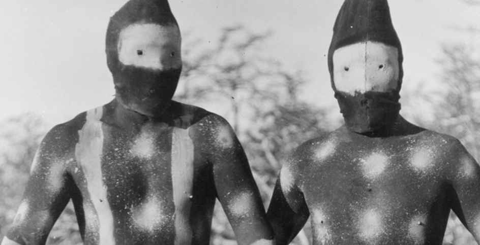 “El espíritu de los hombres de Tierra del Fuego”: La exposición fotográfica que retrata a los pueblos kawésqar, selk’nam y yagán