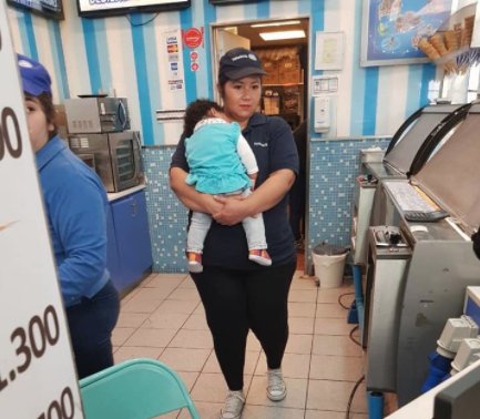 Fríos como un helado: Denuncian a Savory por obligar a trabajar a mujer con su bebé en brazos