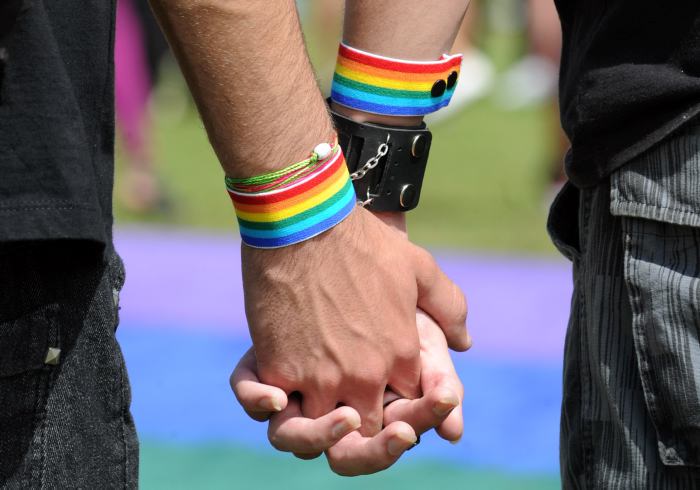 «Por darse un beso»: Denuncian que pareja gay fue expulsada de restaurante y luego agredida por Carabineros