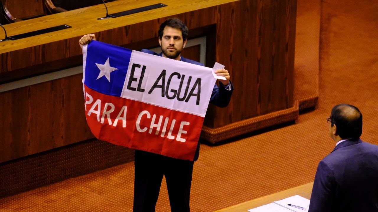 “El agua para Chile”: Parlamentario del FA lleva al cambio de mando bandera contra el robo del recurso hídrico