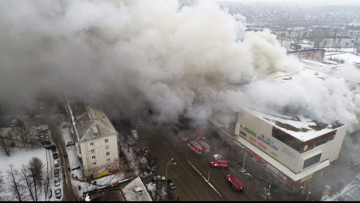 Al menos 64 muertos deja incendio en centro comercial ruso