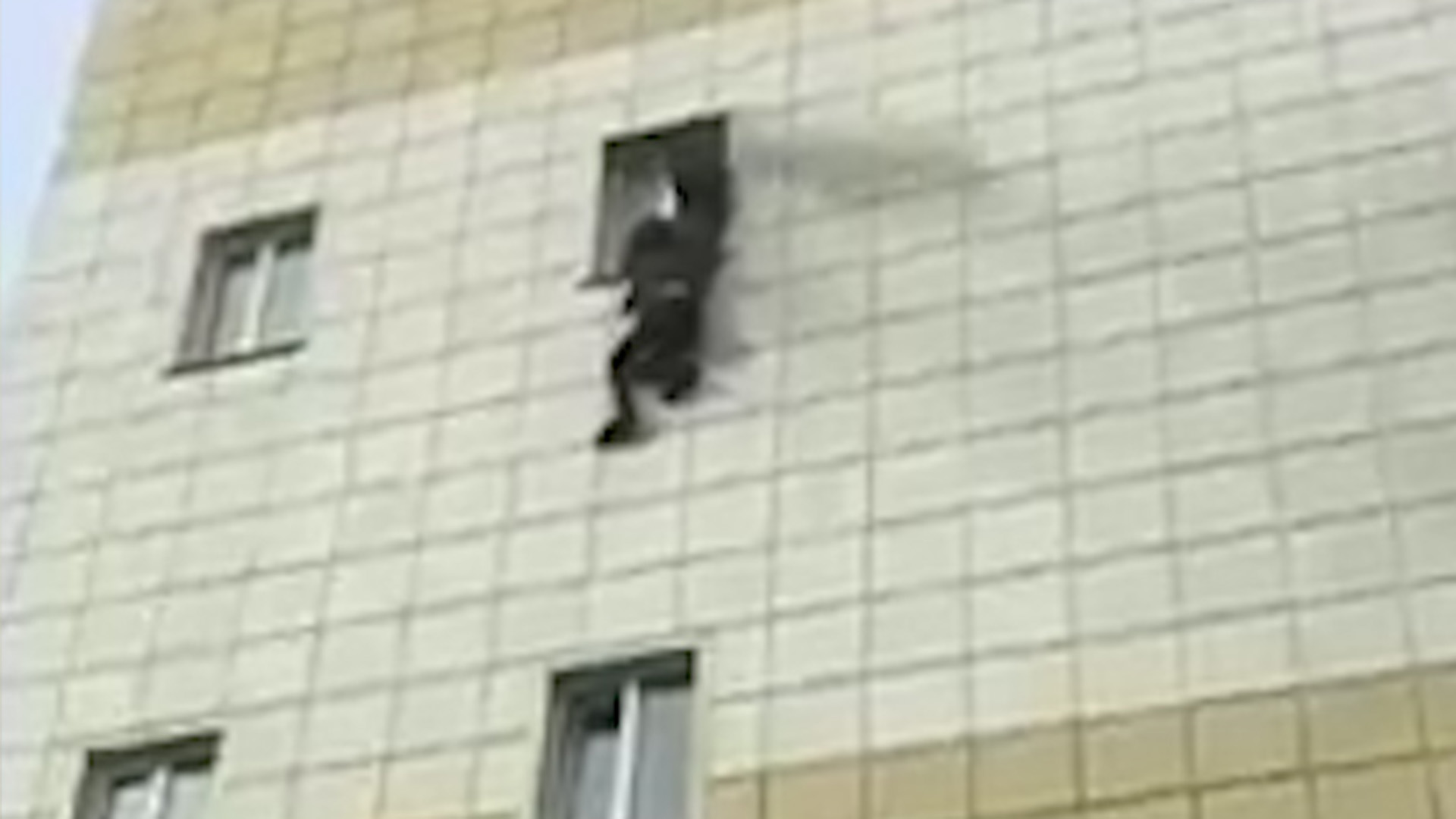 Se recupera el niño ruso que saltó por una ventana para salvarse del incendio