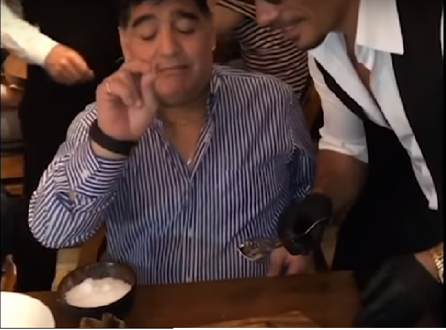 (Video) Maradona conoció a chef Salt Bae y le echó sal a la carne con el mismo estilo del «cocinero meme»
