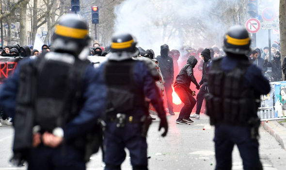 «París hace erupción»: Violentas escenas protagonizan estudiantes, trabajadores y policías en protestas contra reformas de Macron (Videos)