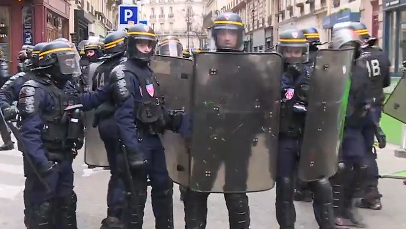 Francia: enfrentamientos en marcha contra Macron en París