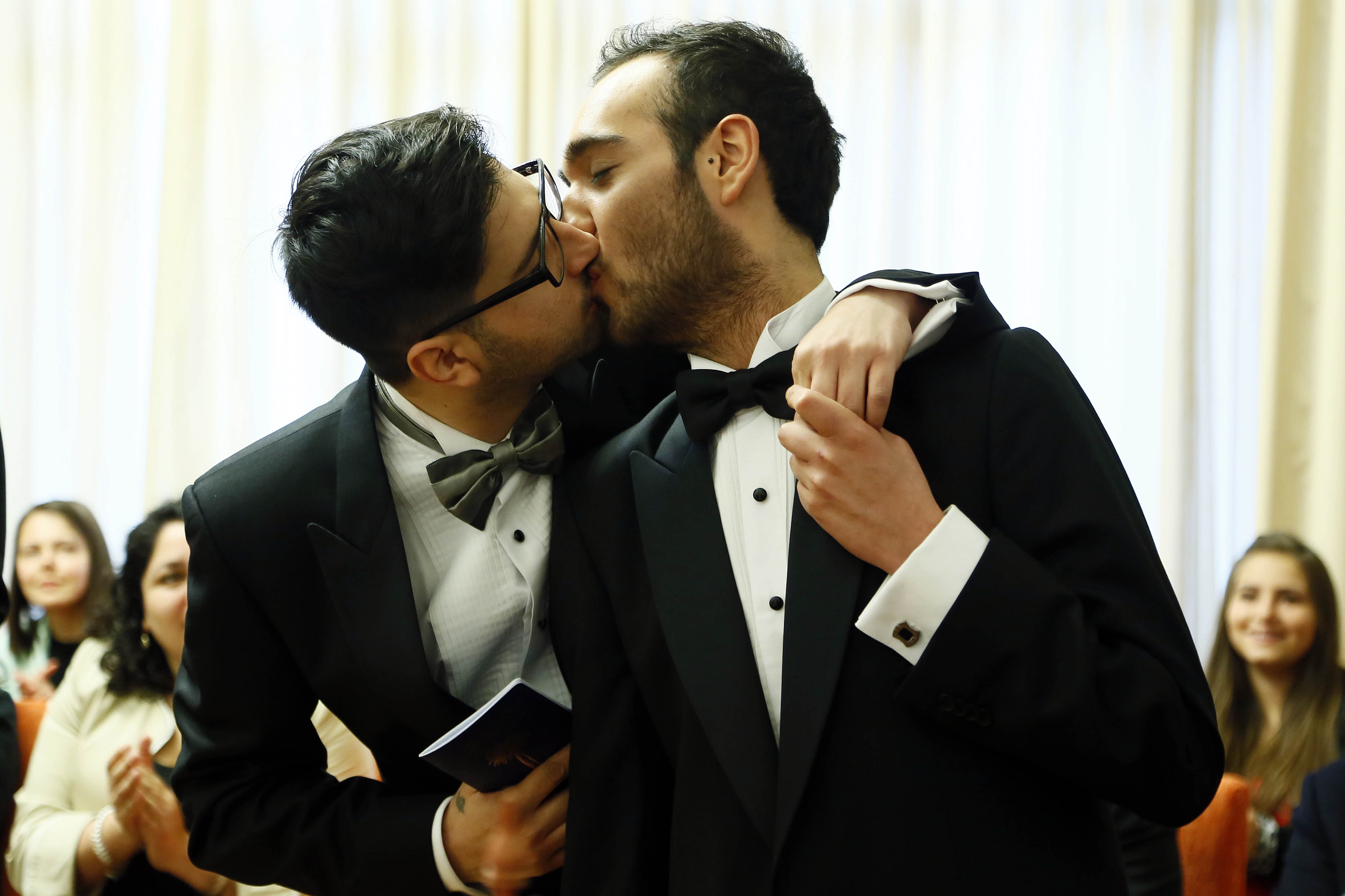 Primera pareja gay que contrajo Unión Civil invita a Van Rysselberghe a su departamento