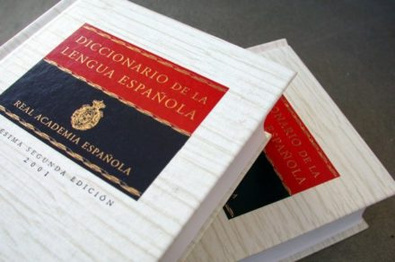 La RAE modifica el significado de la palabra «fácil» para referirse a la mujer