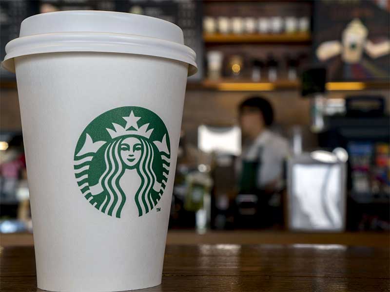 Starbucks asegura que eliminará desigualdad salarial entre hombres y mujeres