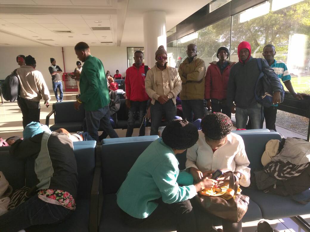 Denuncian maltrato a 62 haitianos en el Aeropuerto de Santiago