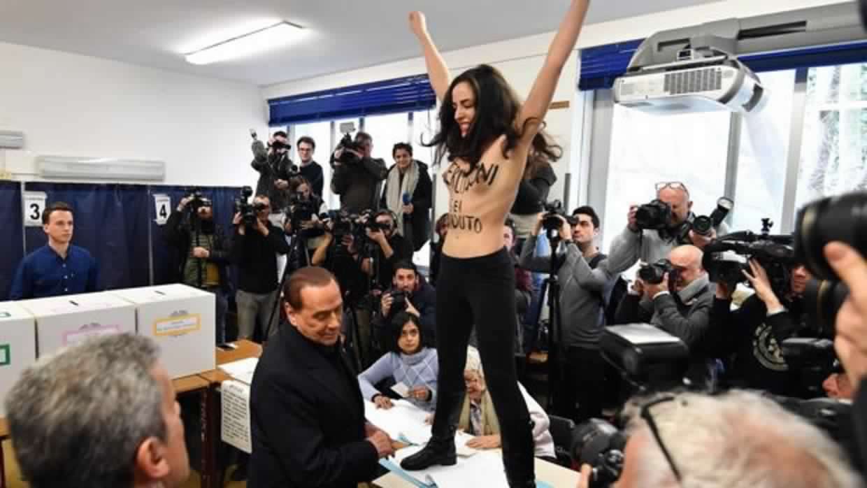 Italia: Activista en topless interrumpe a Berlusconi cuando iba a votar en Milán