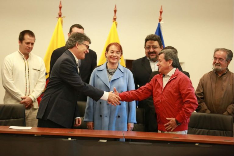 Gobierno de Colombia y ELN reanudan diálogo por la paz en Quito
