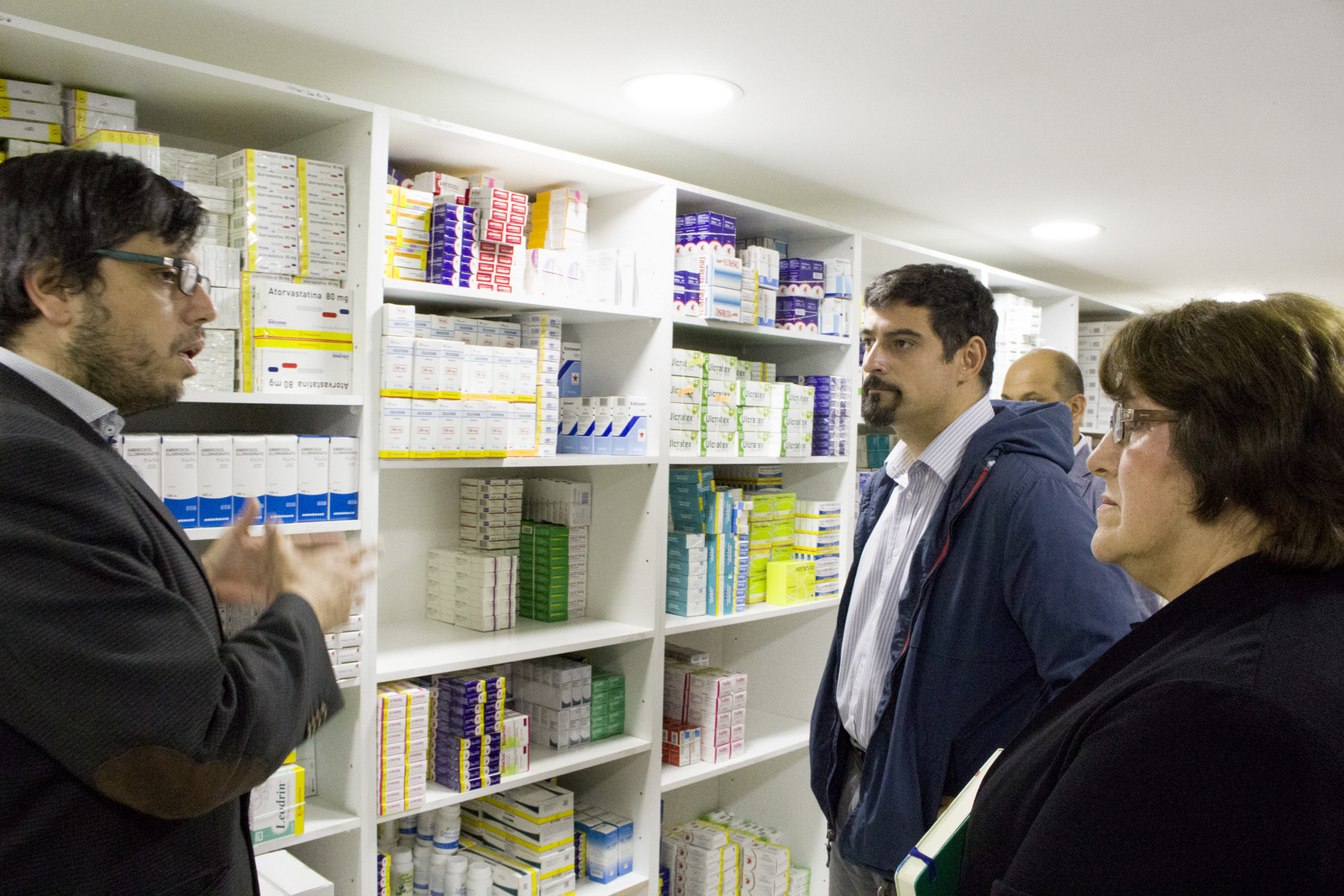 Alcalde de Cerro Navia visita la farmacia y la óptica popular de Valparaíso