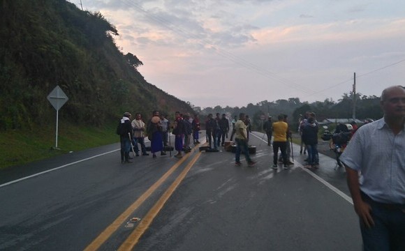 Indígenas Misak bloquean panamericana colombiana