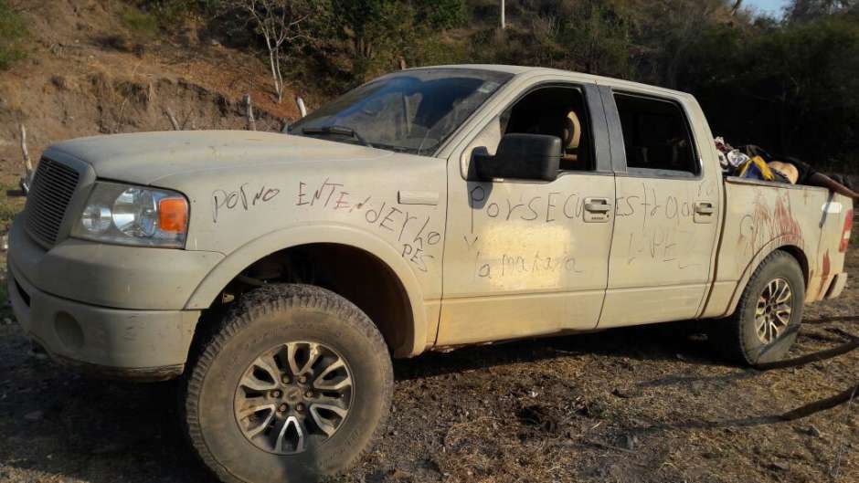 Encontraron 15 hombres muertos en una camioneta en Michoacán