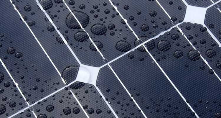 Crean una célula solar que puede obtener energía del sol y de la lluvia