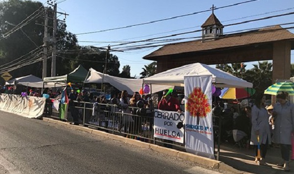 Chicureo: Sindicato en huelga del Colegio Santa Cruz espera una nueva oferta de su empleador