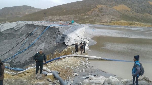 Perú: Reportan derrame de residuos mineros en río de Áncash