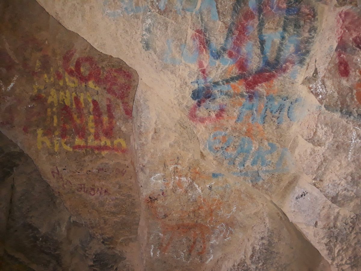 Realizan rayados «irreparables» en pinturas rupestres de Arica