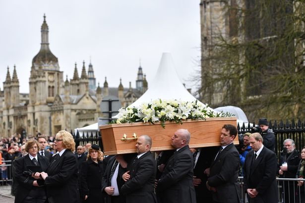 Miles de personas le rindieron el último adiós al gran científico Stephen Hawking en su funeral (Fotos + Videos)