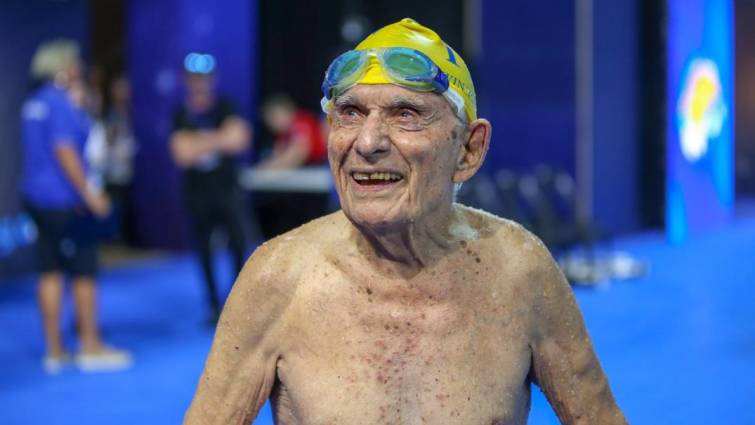 Un hombre de 99 años rompe el récord mundial de 50 metros libres en natación