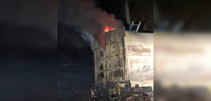 Vagón de tren de KDM que transportaba basura de Santiago sufre incendio en Til Til