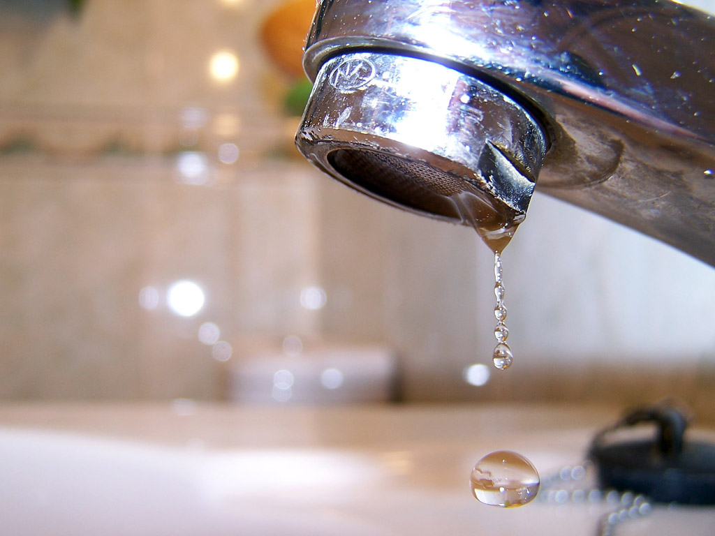 Santiago: Aguas Andinas recomienda no beber agua potable ante denuncias de mal olor
