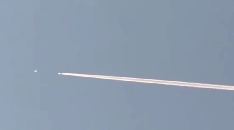 (Video) ¿UFO ‘persiguió’ a un avión militar? Imágenes extrañas muestran objeto en forma de platillo que «sigue» a avión a través del cielo