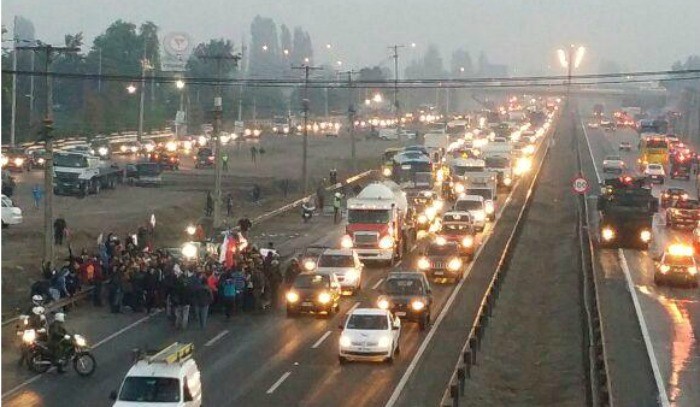 Expertos critican modelo de transporte en Santiago: «El usuario está obligado a usar autopistas»