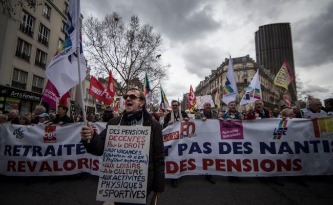 Jubilados y ferroviarios, la cara de la nueva resistencia francesa