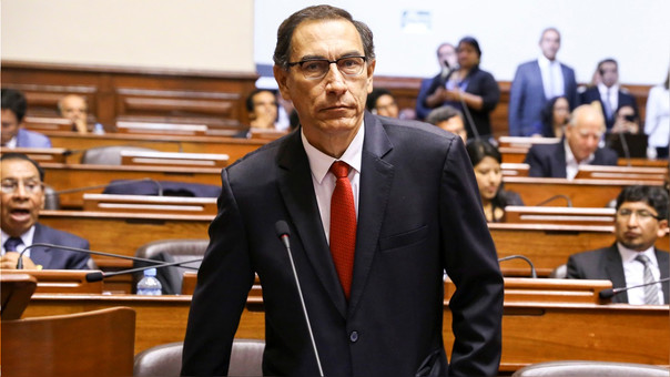 Perú: Vizcarra asume la presidencia en medio de reclamos para «que se vayan todos»