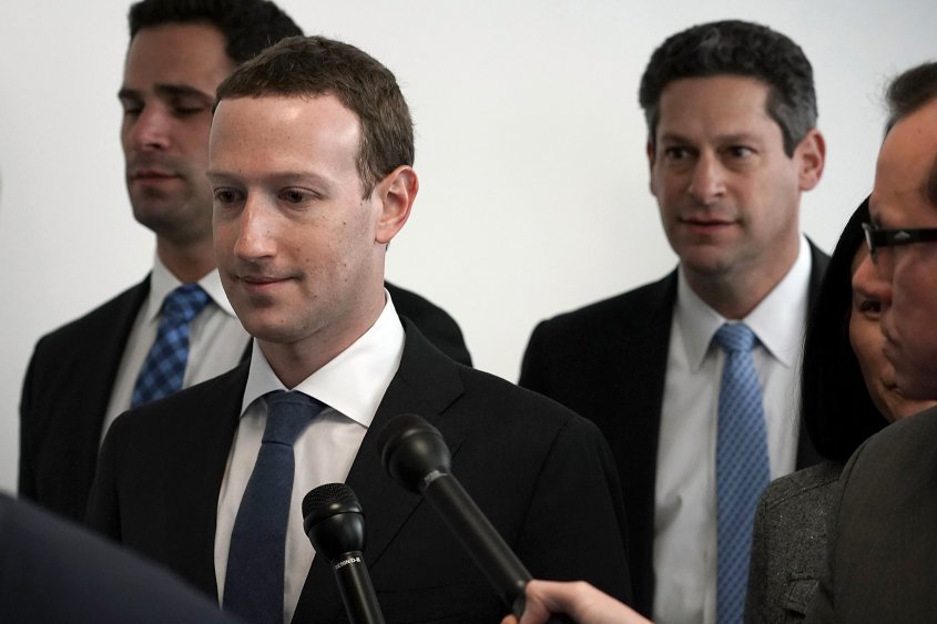 Zuckerberg asume la culpa por filtración de datos en Facebook