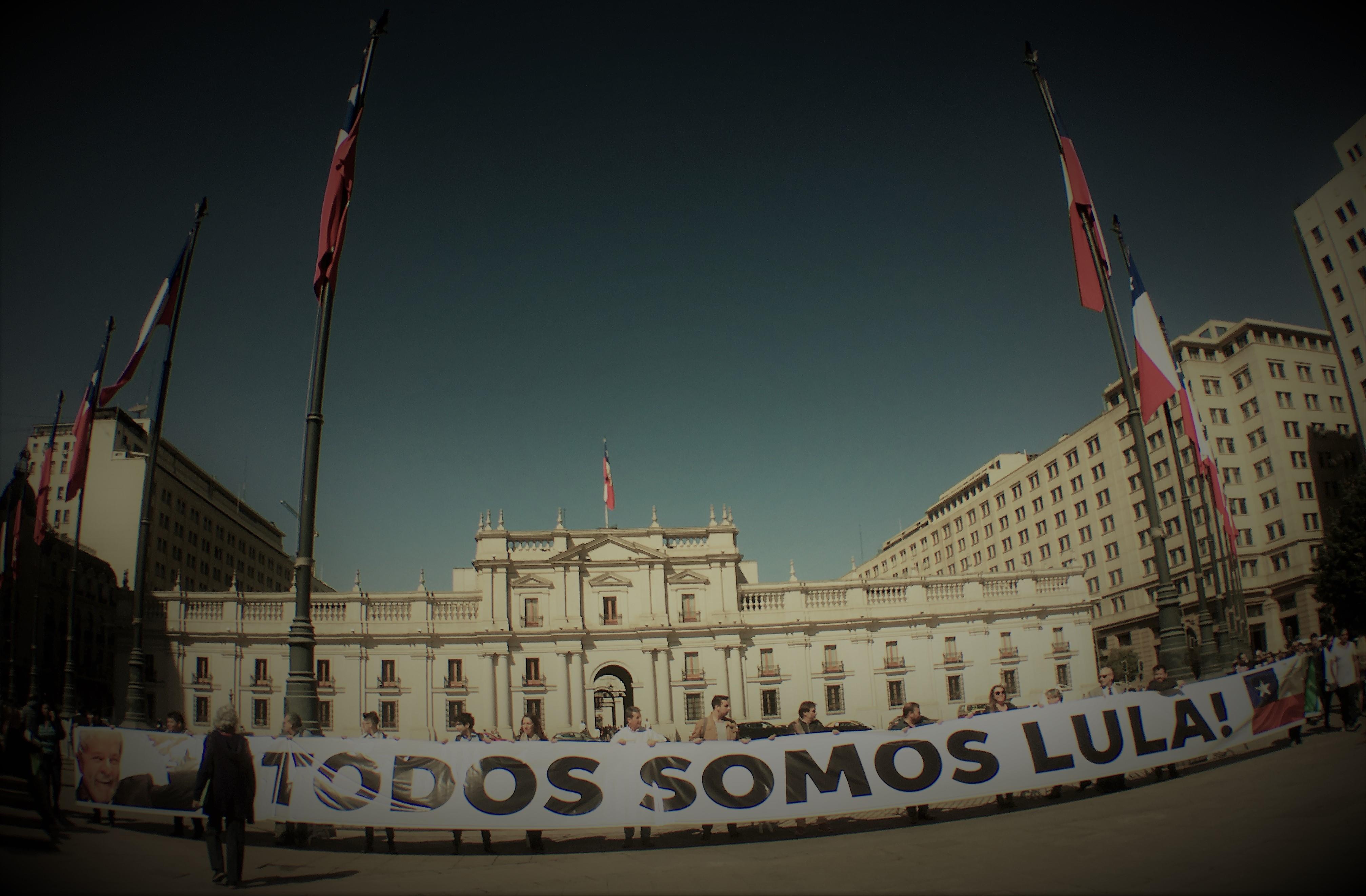 Parlamentarios chilenos se manifiestan en apoyo a Lula: desplegaron lienzo en La Moneda