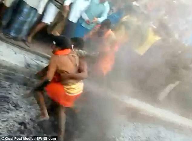 Sacerdote indio sufre quemaduras en el 60% del cuerpo al caer sobre brasas ardientes en ritual religioso (Video)