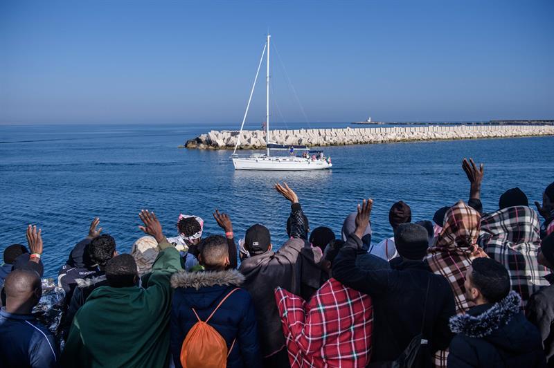 Mueren cinco personas al intentar cruzar el Mediterráneo