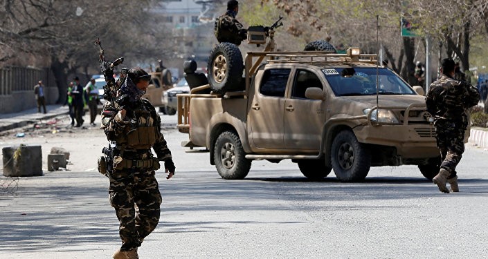 Talibanes matan a un gobernador y a más de 20 efectivos en Afganistán