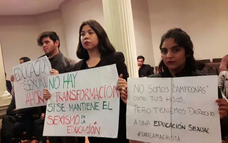 #VarelaMachista Estudiantes de la U. de Chile exigen educación sexual a ministro de Educación