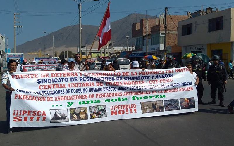 Pescadores artesanales de Perú protestan contra la explotación petrolera