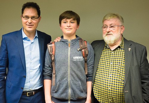 Niño de 13 años se impone en torneo de maestros de ajedrez en Europa