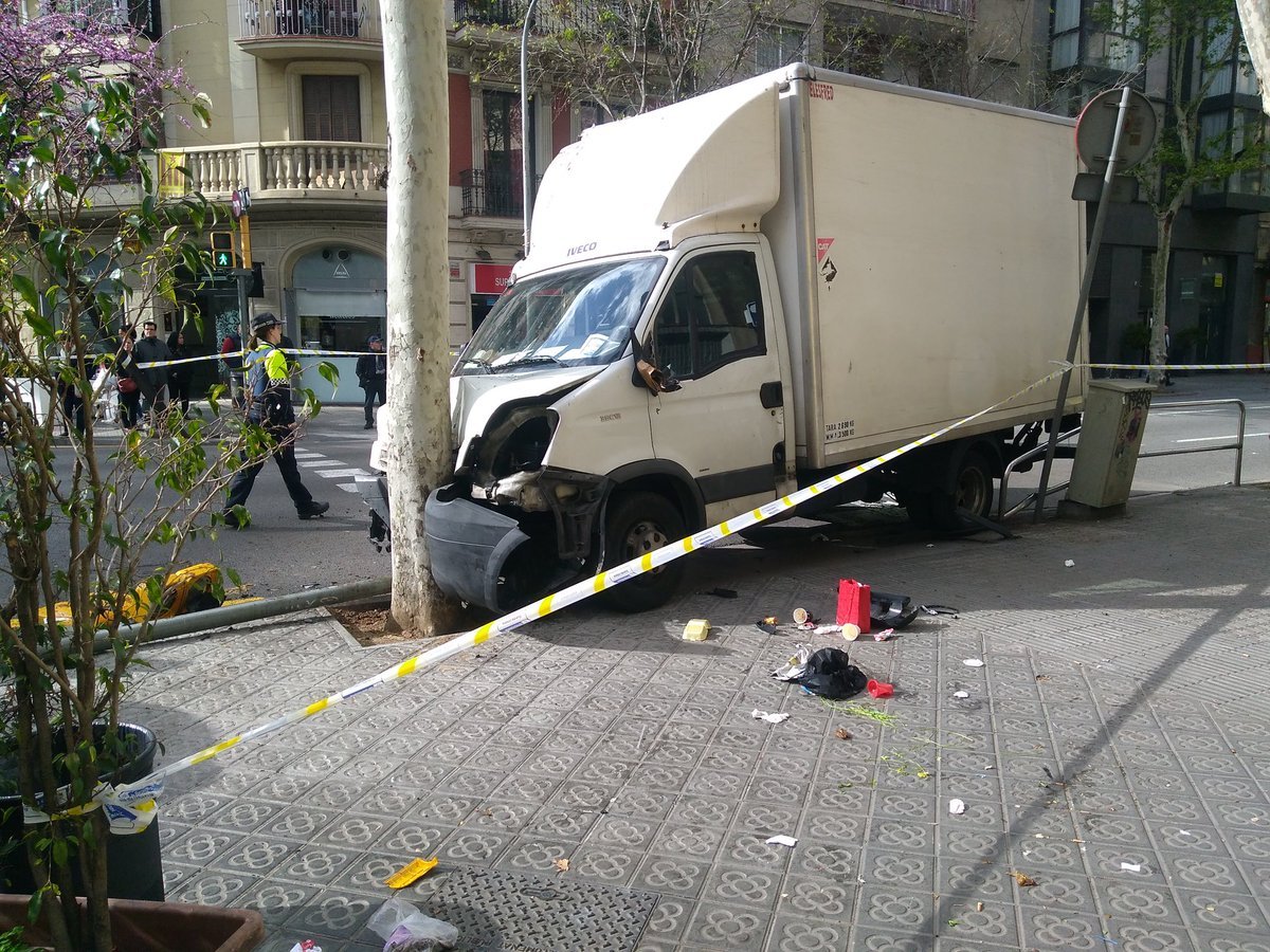 Camión atropella a siete personas en el centro de Barcelona