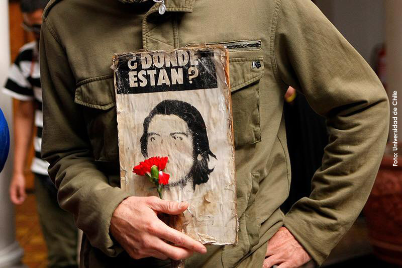 «Un gesto que honra su memoria rebelde»: U. de Chile entregó títulos póstumos a estudiantes asesinados en dictadura