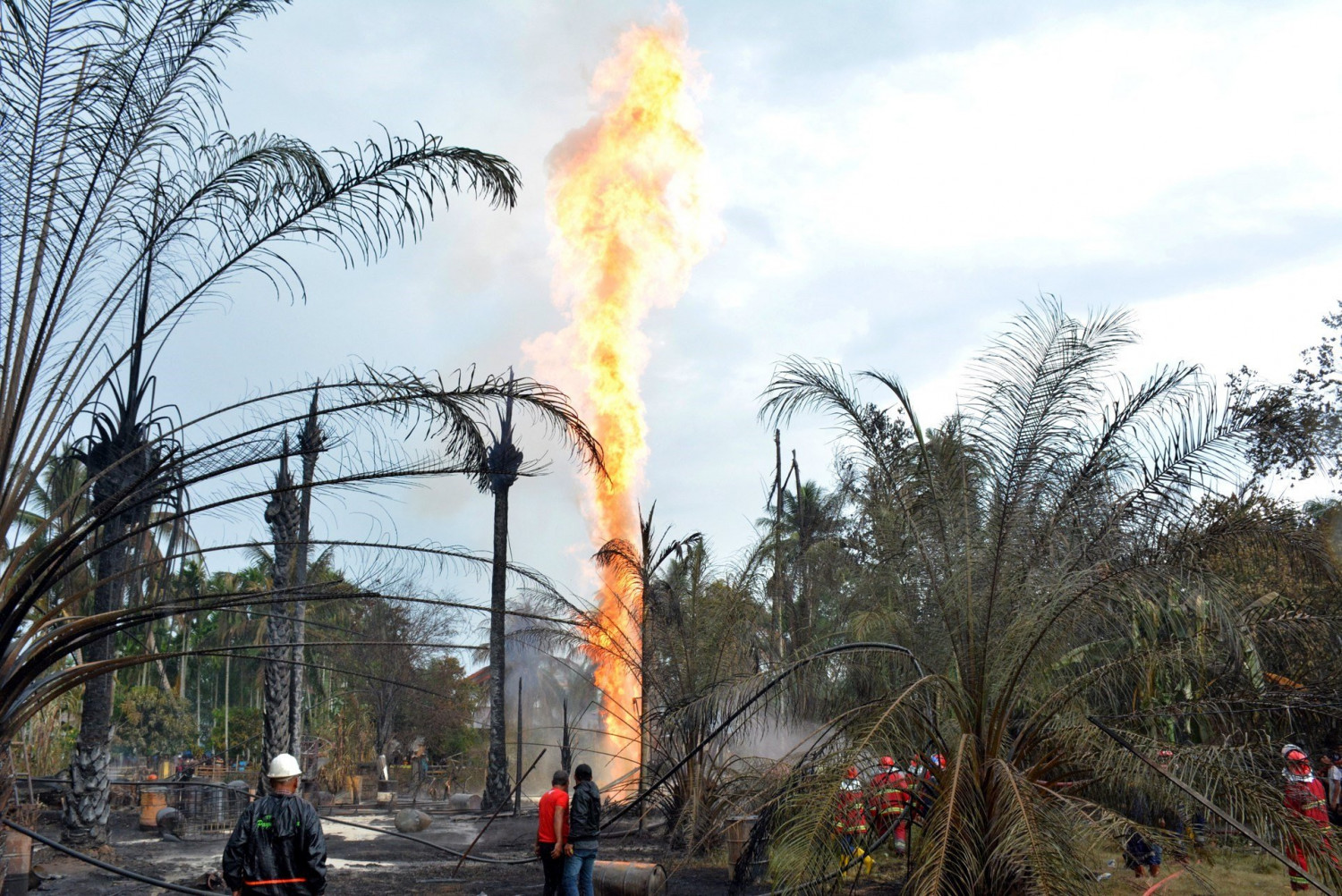 Aumentan a 21 muertos por explosión en pozo petrolero en Indonesia