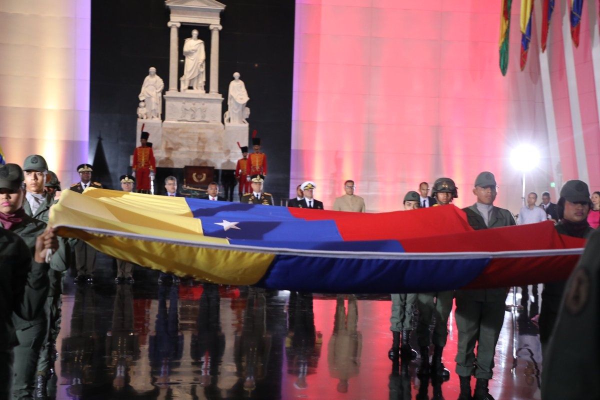 Con la izada de la bandera de Venezuela en el Panteón Nacional de Caracas, iniciaron los actos de conmemoración de los 208 años del 19 de abril de 1810