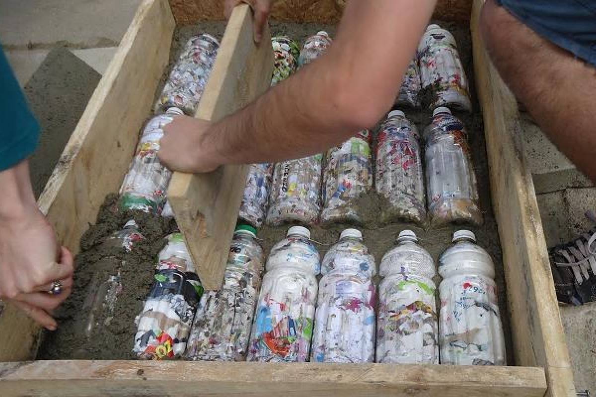 «Mechoneo» a la basura: estudiantes cambian agresiva práctica por elaboración de ecoladrillos