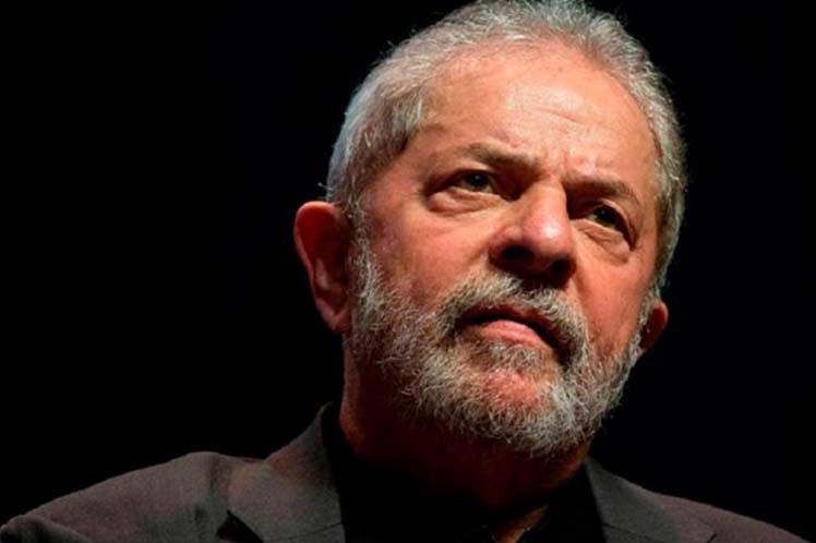 Lula se entrega para cumplir “Injusta” condena
