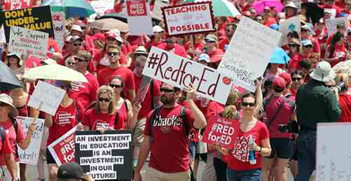 Maestros del movimiento “Rojo por la educación” iniciaron paro en Colorado