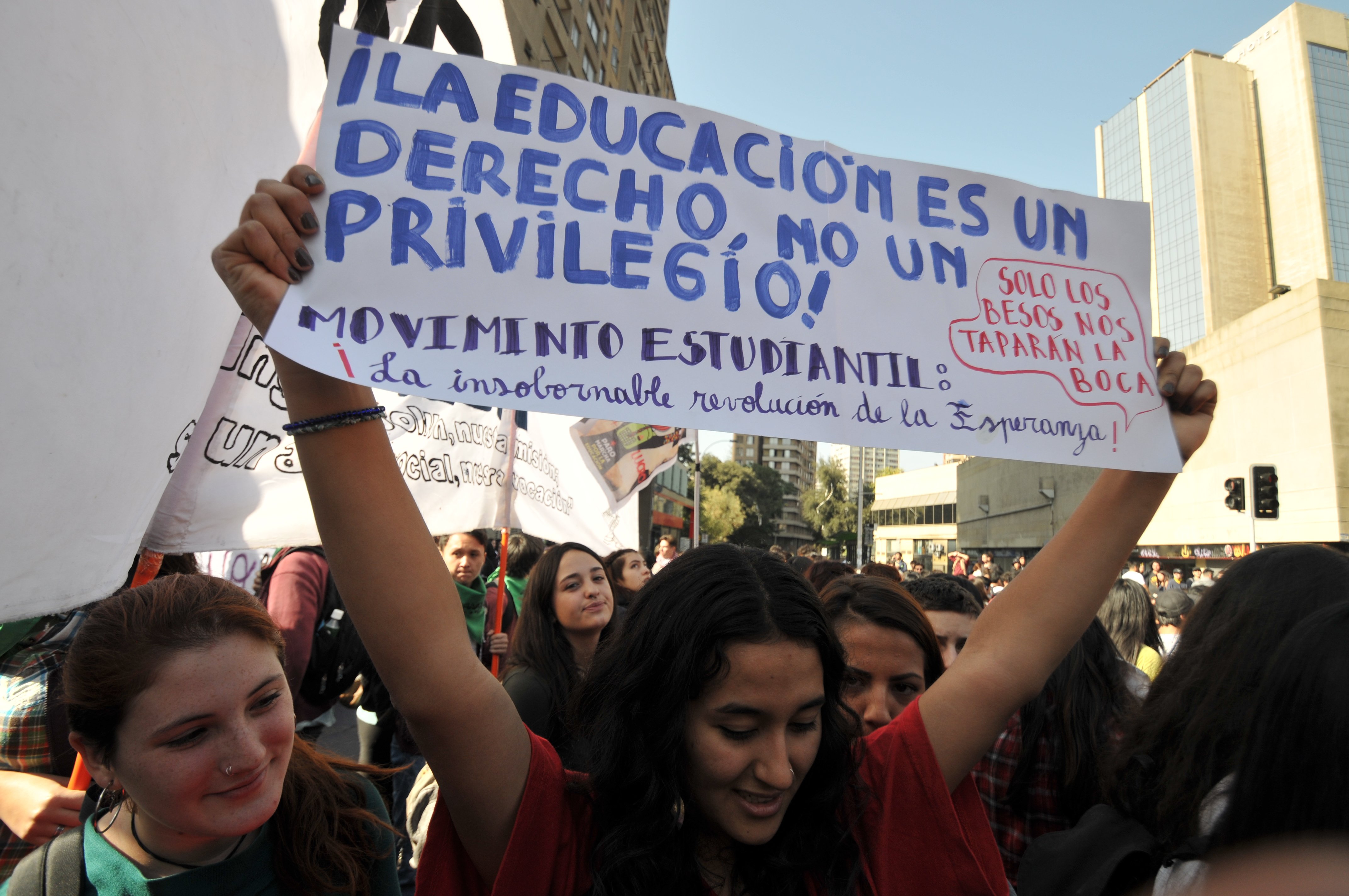 Primera marcha estudiantil del año convoca a unas 150 mil personas en Santiago