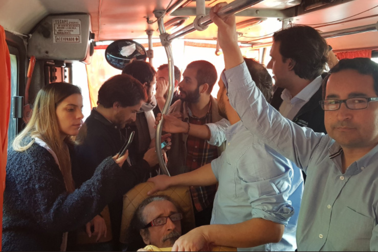 En micro y dándole el asiento a Florcita: Frenteamplistas se fueron a la marcha por la educación