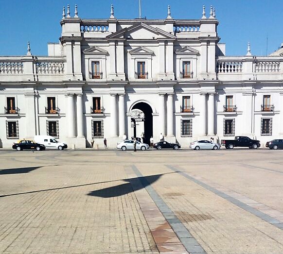 Mujer habría intentado quemarse a lo bonzo en la Plaza de la Constitución en Santiago